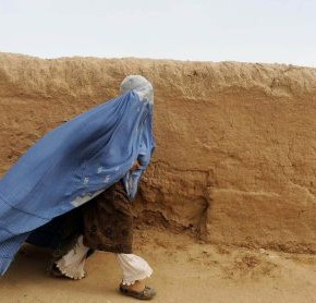 400 afganas víctimas de violencia, encarceladas por "crimen moral"