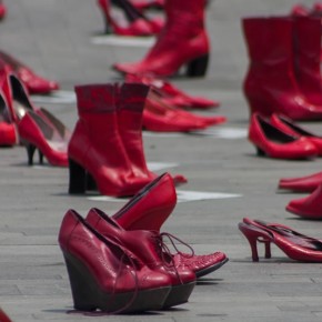 Zapatos rojos en Bellas Artes, contra la violencia de género
